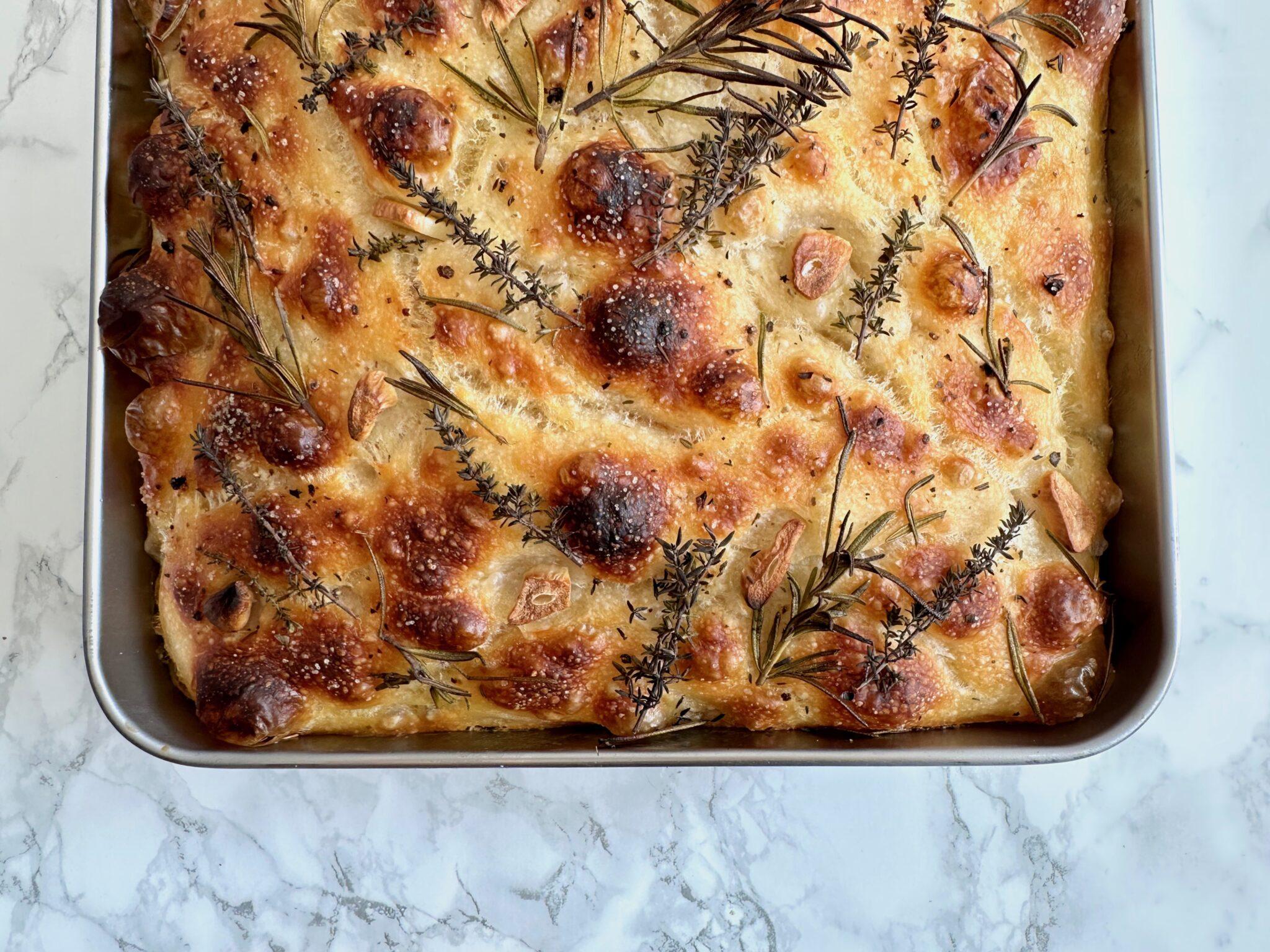 Aromatische Kräuter-Knoblauch-Focaccia mit Livieto Madre - Full Pantries