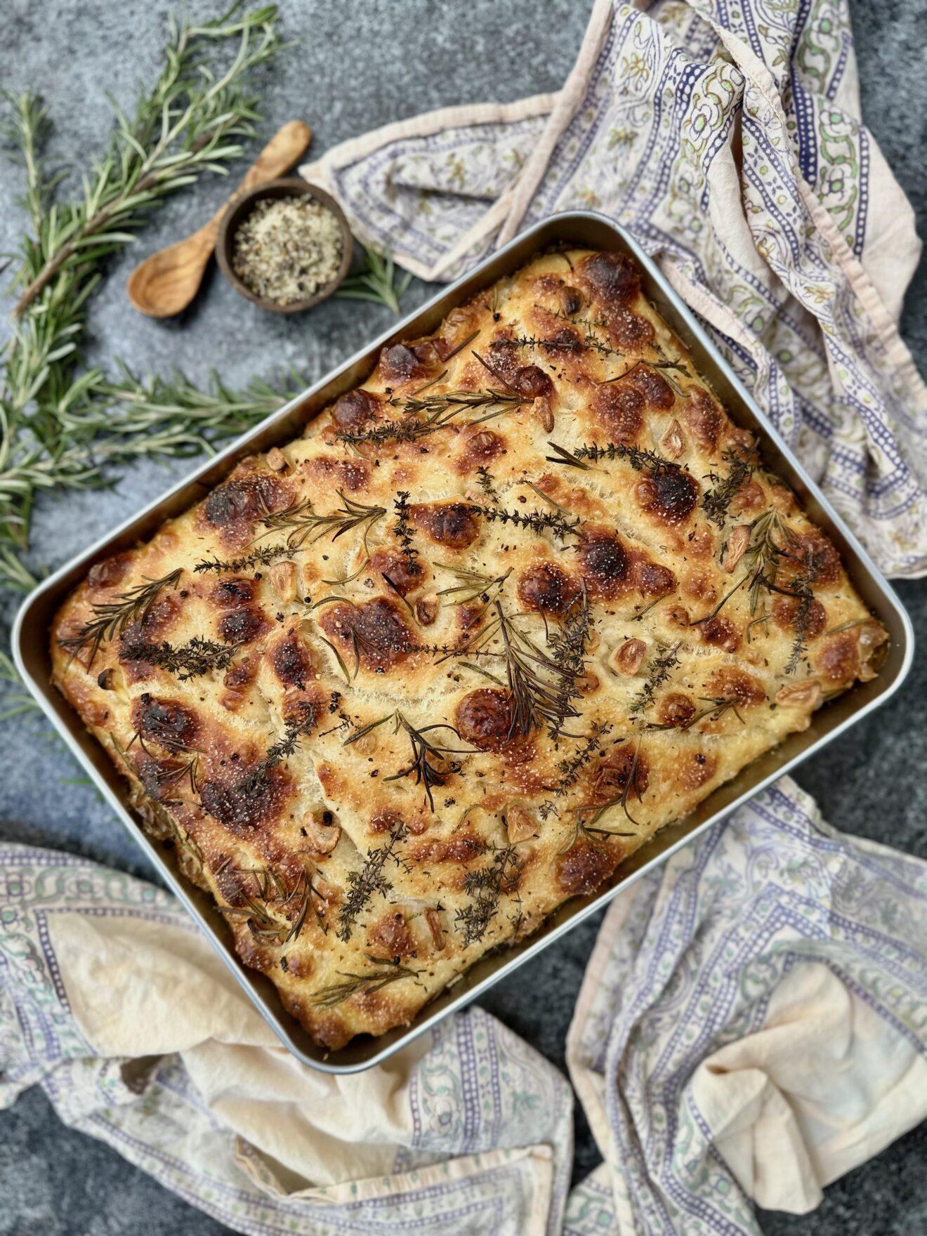Aromatische Kräuter-Knoblauch-Focaccia mit Livieto Madre - Full Pantries Aromatische Kräuter-Knoblauch-Focaccia mit Livieto Madre - Full Pantries