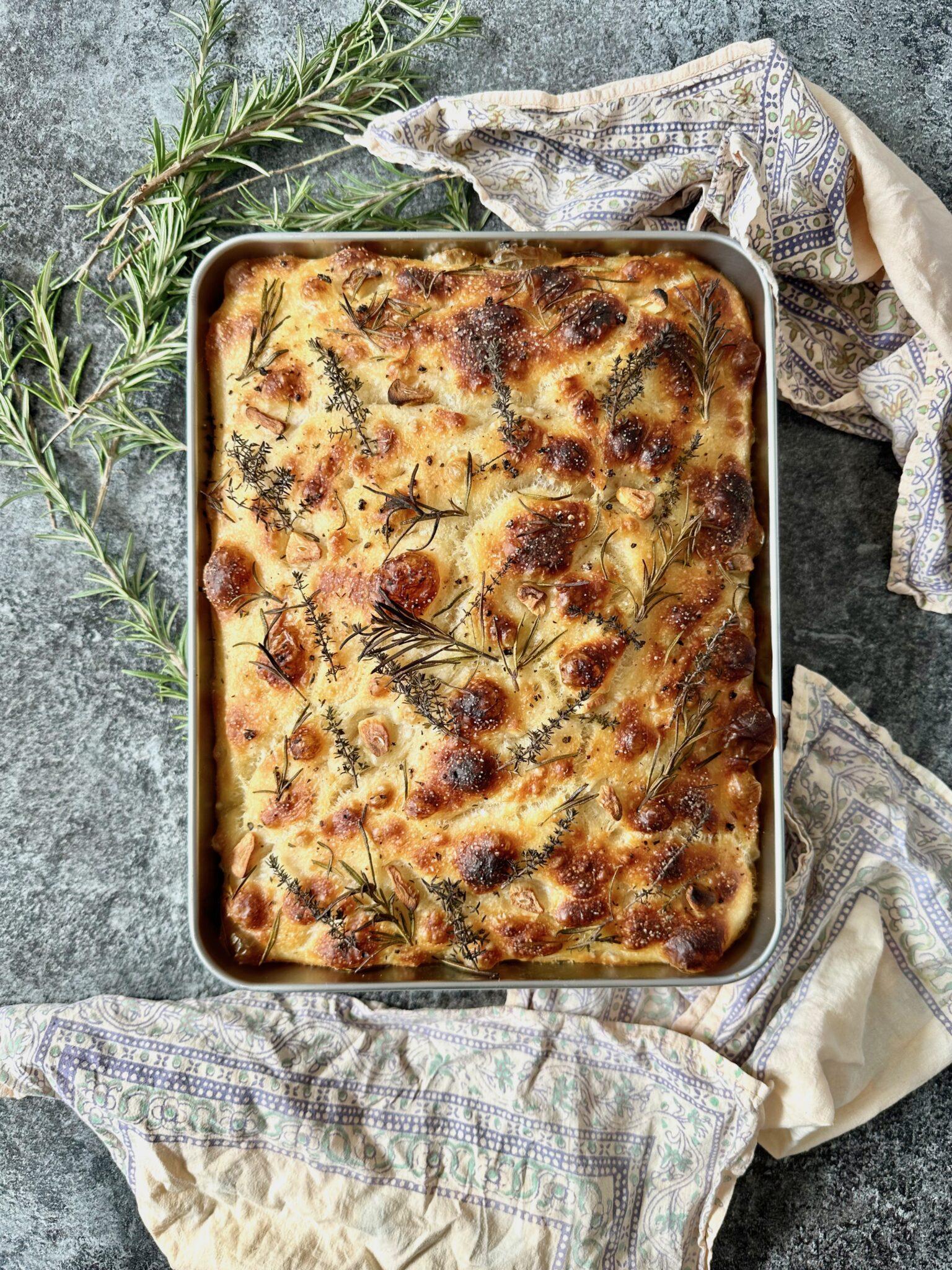 Aromatische Kräuter-Knoblauch-Focaccia mit Livieto Madre - Full Pantries
