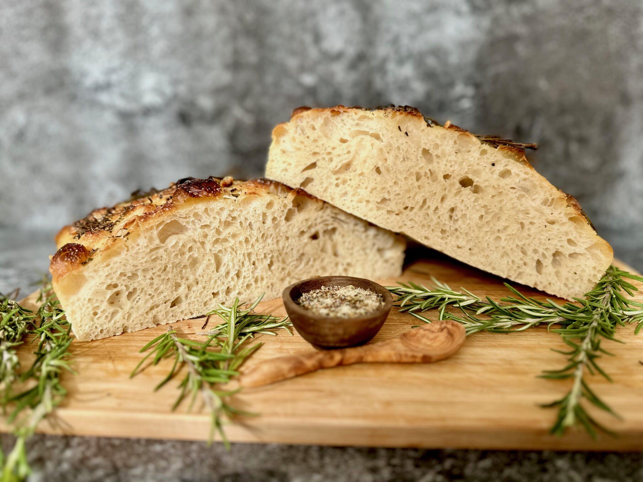 Aromatische Kräuter-Knoblauch-Focaccia mit Livieto Madre - Full Pantries