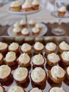 Read more about the article Mini-Cupcakes mit Johannisbeeren und Italian Meringue Buttercreme
