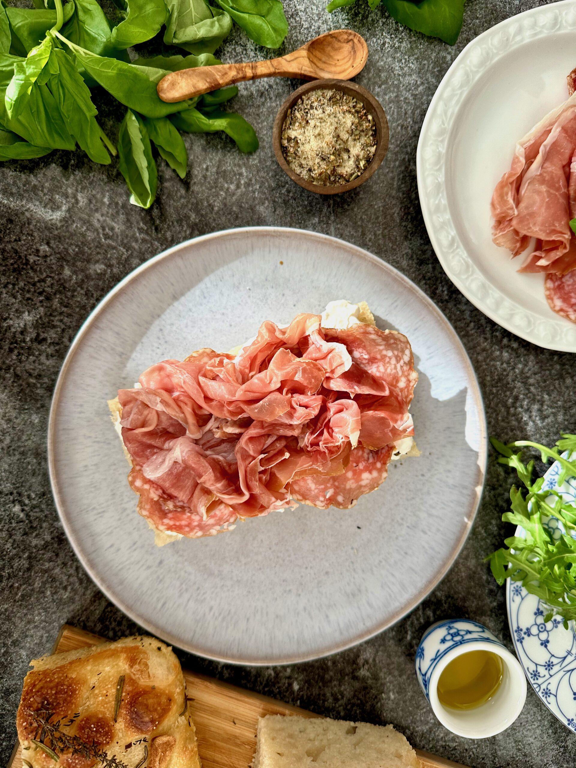 Italienisches Antipasti-Sandwich mit Sauerteig Focaccia - Full Pantries