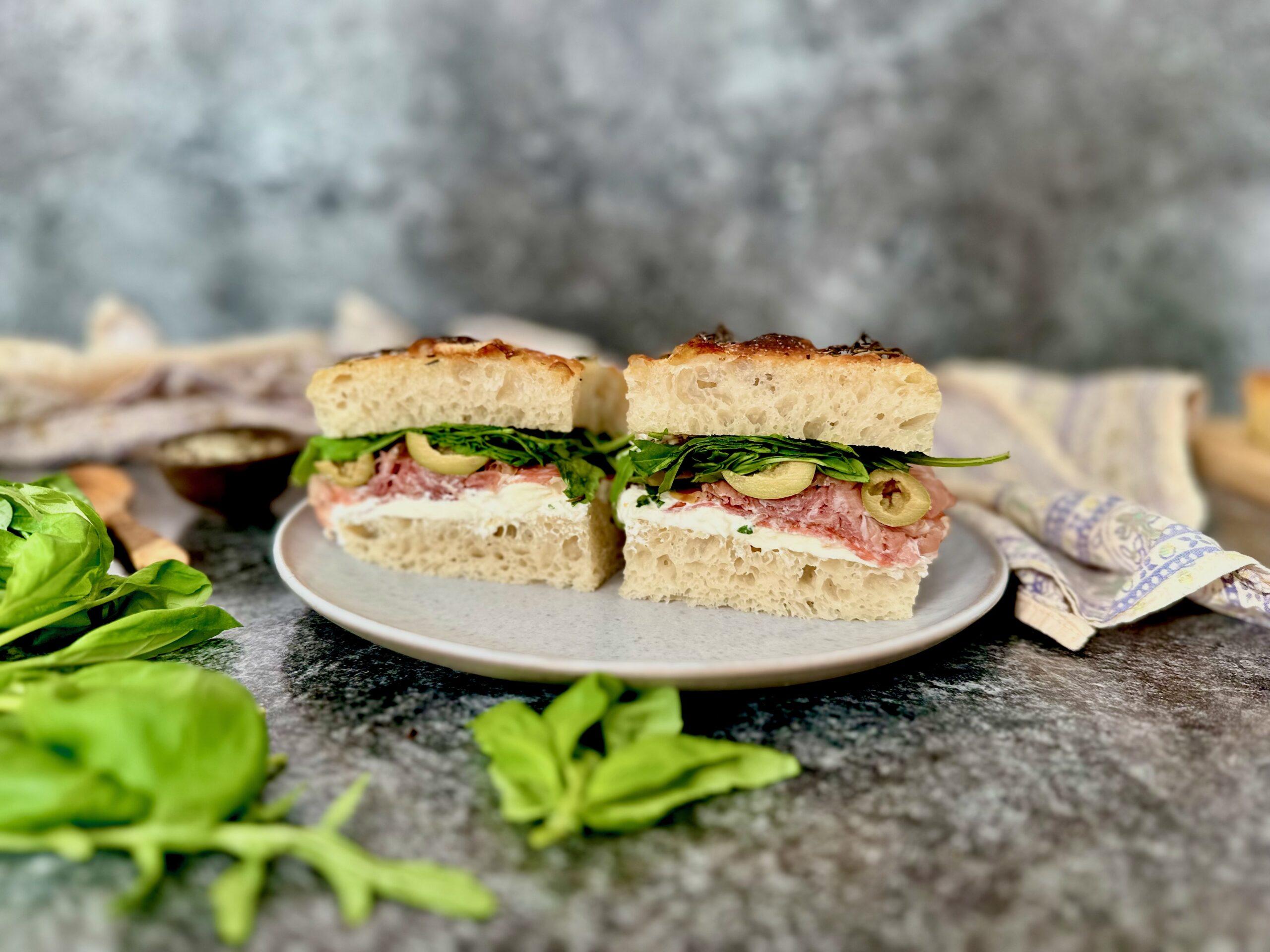 You are currently viewing Italienisches Antipasti-Sandwich mit Sauerteig Focaccia