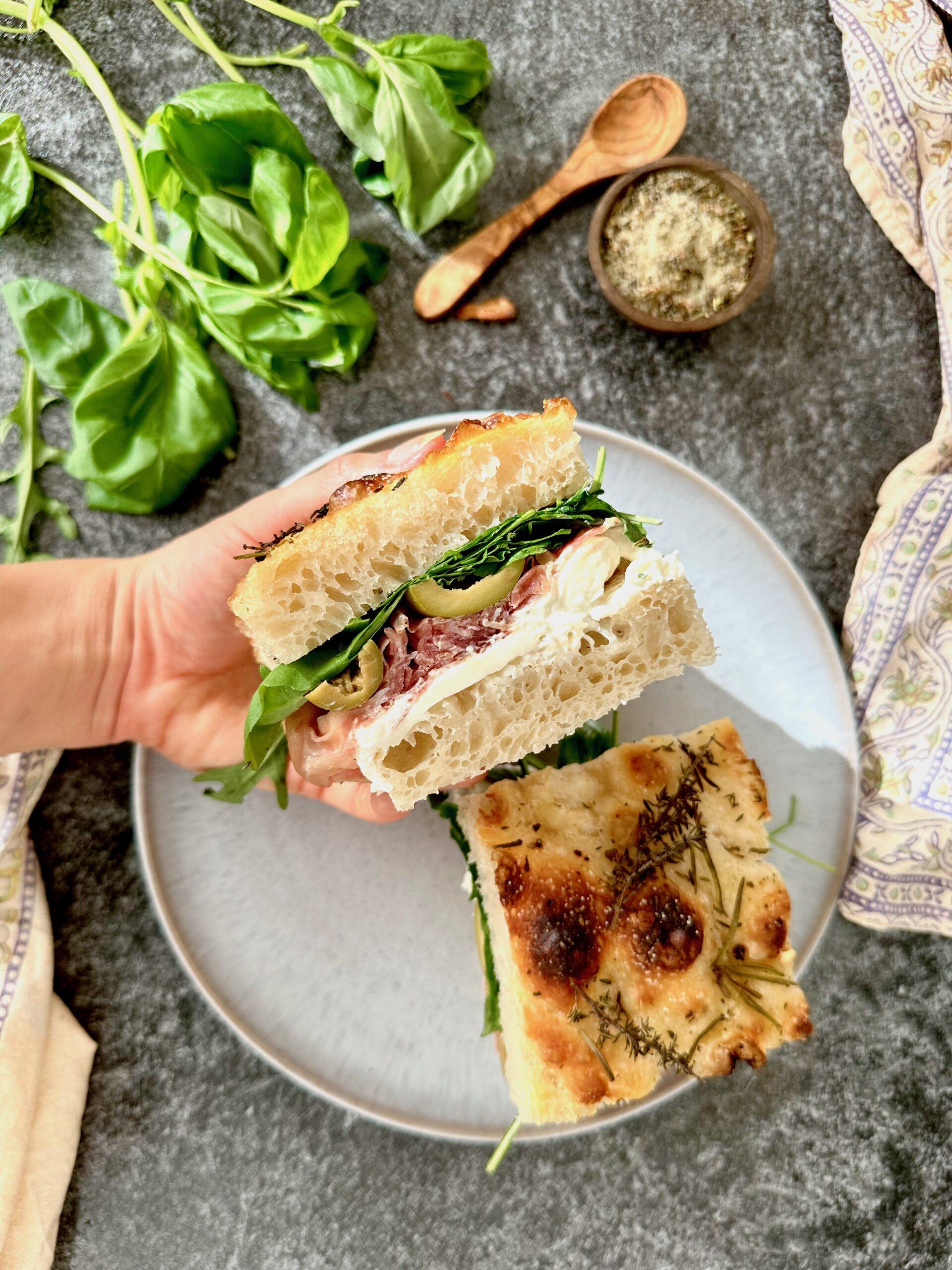 Italienisches Antipasti-Sandwich mit Sauerteig Focaccia - Full Pantries