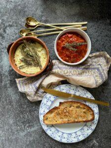 Read more about the article Gebackener Kräuter-Ricotta mit Tomaten Chutney und geröstetem Sauerteigbrot