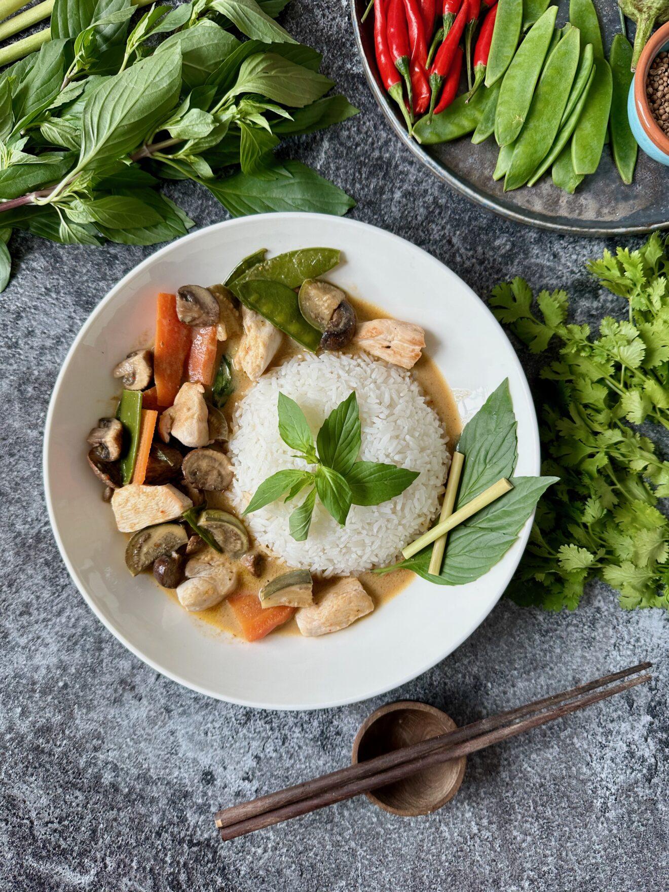 Thailändisches Panang Curry mit Hähnchen / Gaeng Panaeng Gai - Full ...