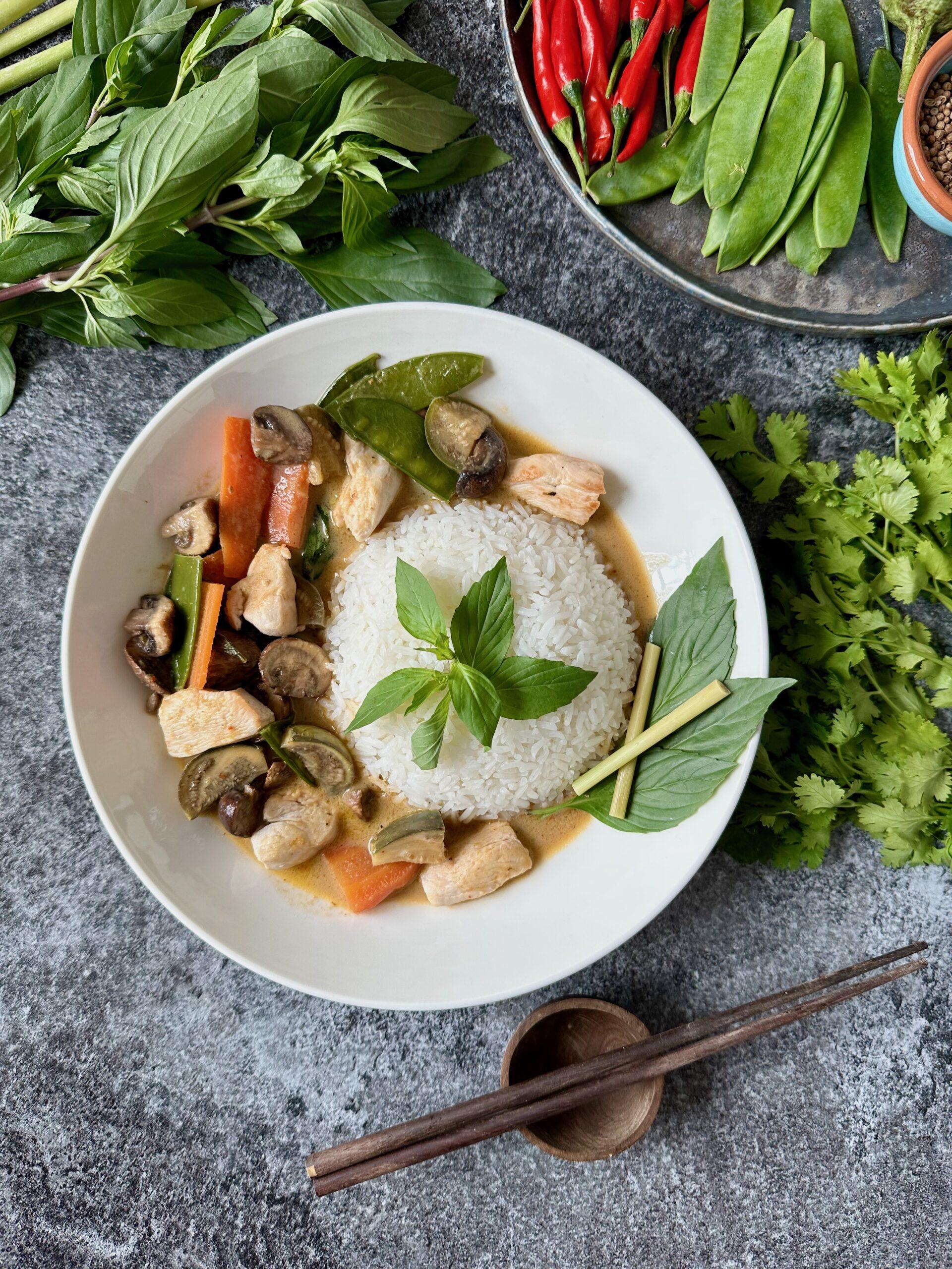 Read more about the article Thailändisches Panang Curry mit Hähnchen / Gaeng Panaeng Gai