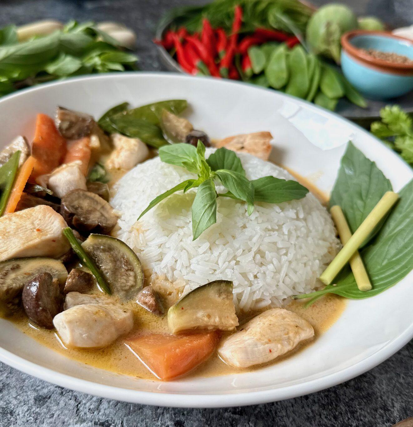 Thailändisches Panang Curry mit Hähnchen / Gaeng Panaeng Gai - Full ...