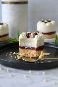 Mehr über den Artikel erfahren Mini Cheesecake Törtchen mit Kirschkompott