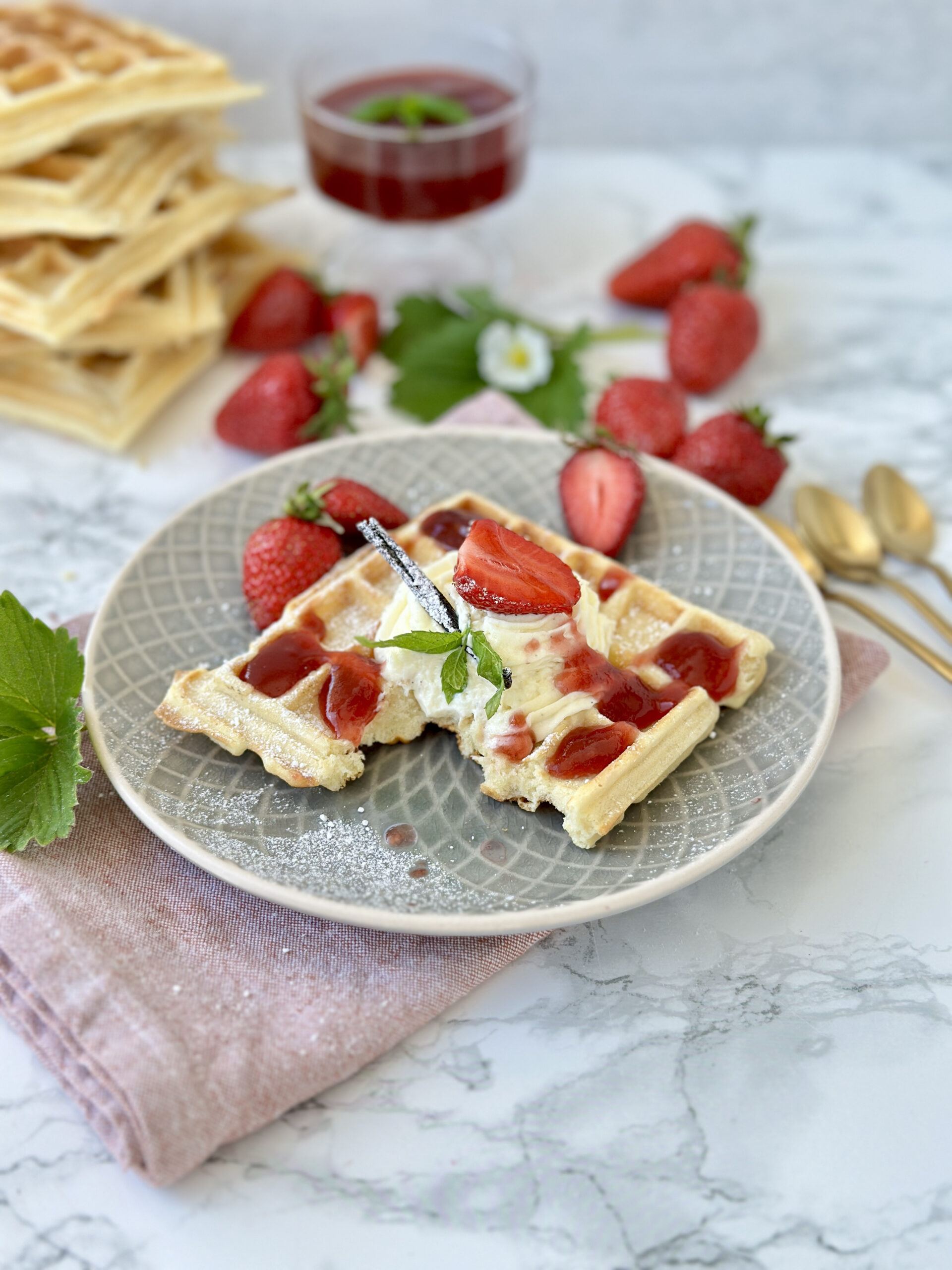 Du betrachtest gerade Waffeln mit Sahne-Mascarponecreme & Erdbeersauce
