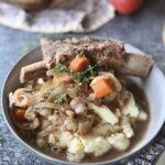 Geschmorte Rinder-Short Ribs mit Apfel & karamellisierten Zwiebeln