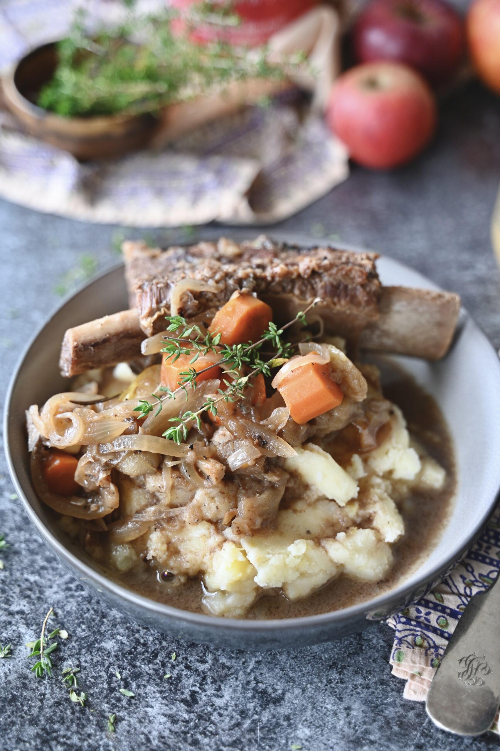 Mehr über den Artikel erfahren Geschmorte Rinder-Short Ribs mit Apfel & karamellisierten Zwiebeln